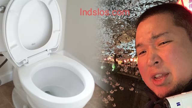 Korean Kick Streamer Jump Scared by Stranger Opening Toilet Door